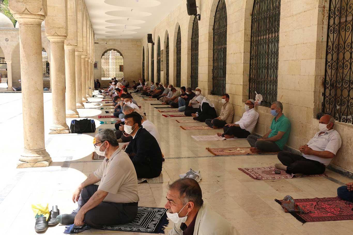Şanlıurfa’da uzun bir aradan sonra ilk Cuma namazı kılındı